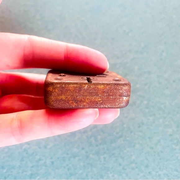 Vintage Master Lock w/ key - Picture 3 of 7